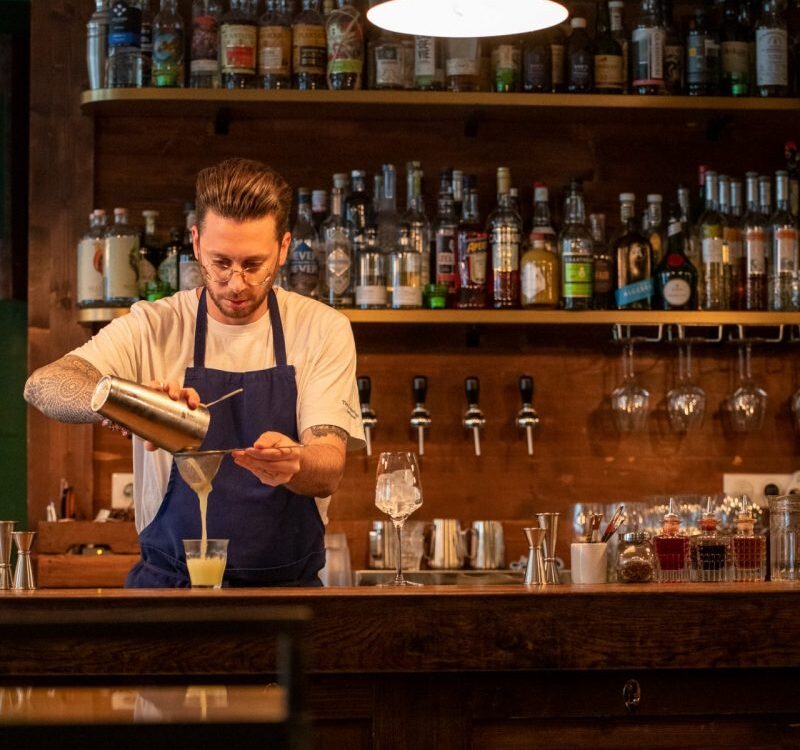 The Cambridge Public House Paris A man pouring a drink at Cambridge Public House.